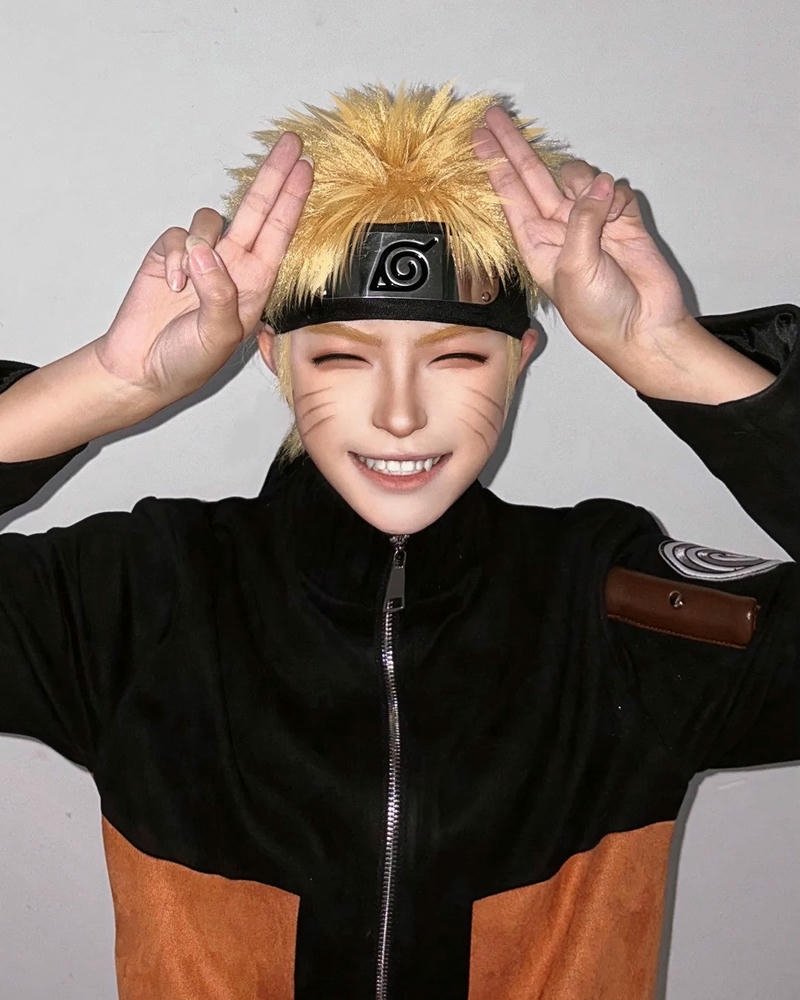 Ảnh cosplay đẹp Naruto ôm đầu biểu cảm vui