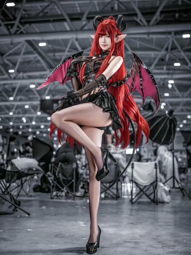 Ảnh cosplay đẹp ác quỷ váy đỏ cánh đen ngầu