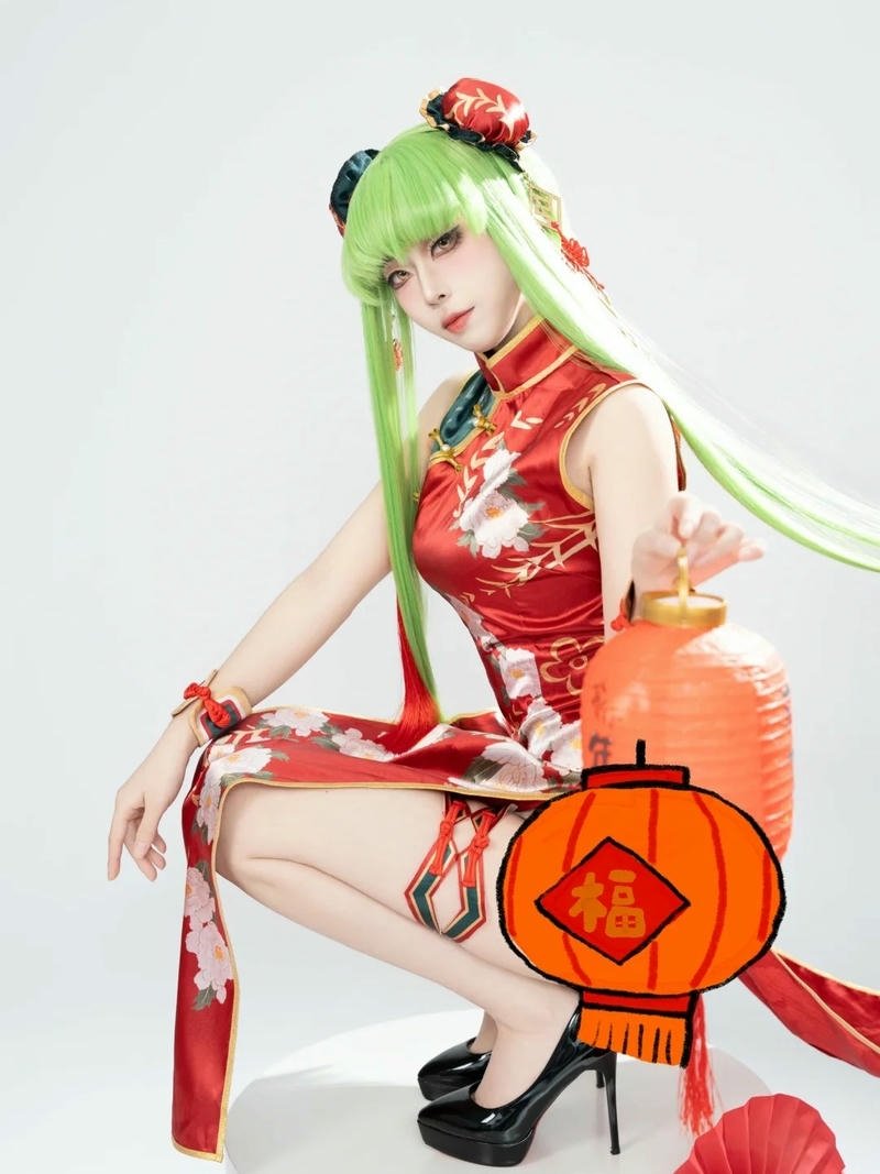 Ảnh cosplay đẹp tóc xanh ngồi tạo dáng váy đỏ