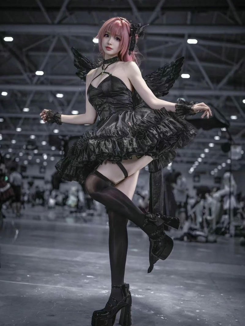 Ảnh cosplay đẹp váy đen Gothic đứng tại hội chợ