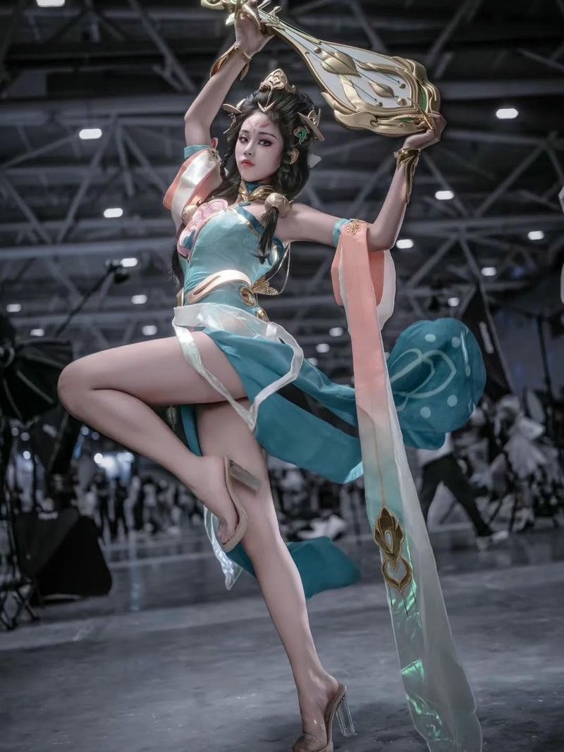Ảnh cosplay đẹp váy xanh ngọc đứng một chân múa