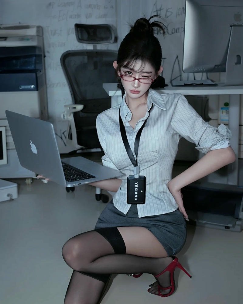 Ảnh gái văn phòng bàn làm việc sáng tạo mới