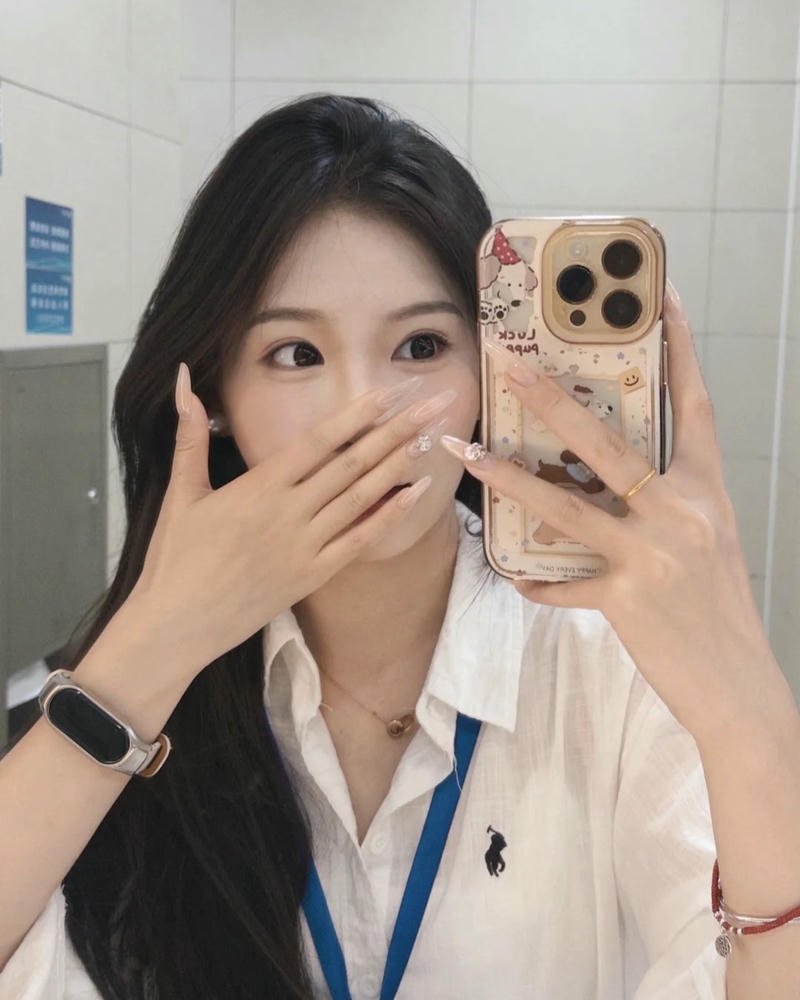 Ảnh gái văn phòng biểu cảm tươi vui thân thiện