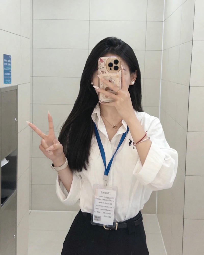 Ảnh gái văn phòng phong cách đơn giản tinh tế