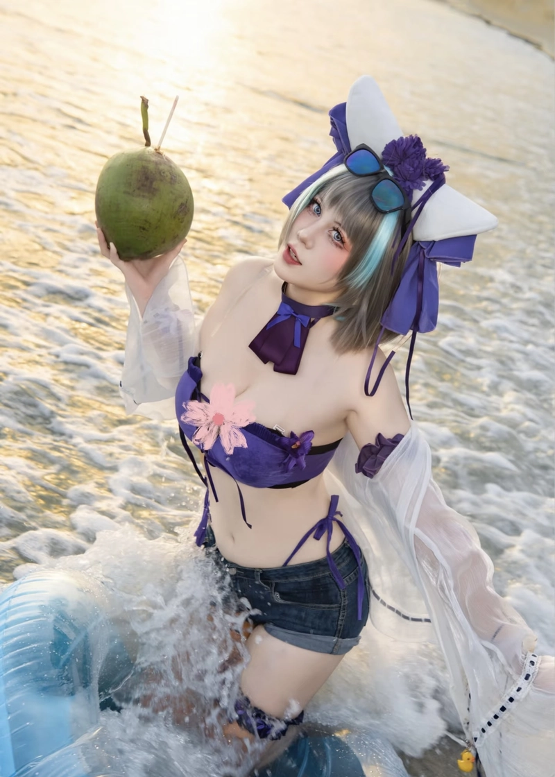 Ảnh gái xinh cosplay mặc bikini trong khung cảnh mùa hè