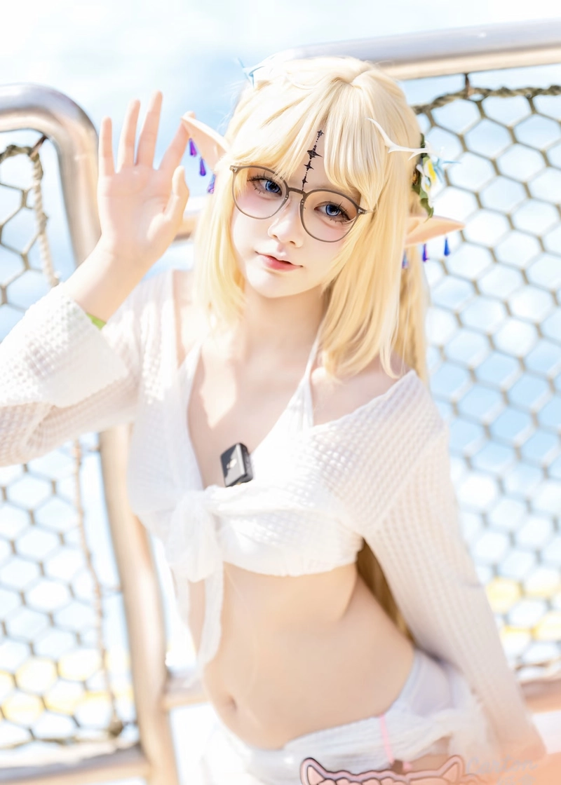 Bức ảnh gái xinh cosplay mặc bikini cùng mái tóc nổi bật