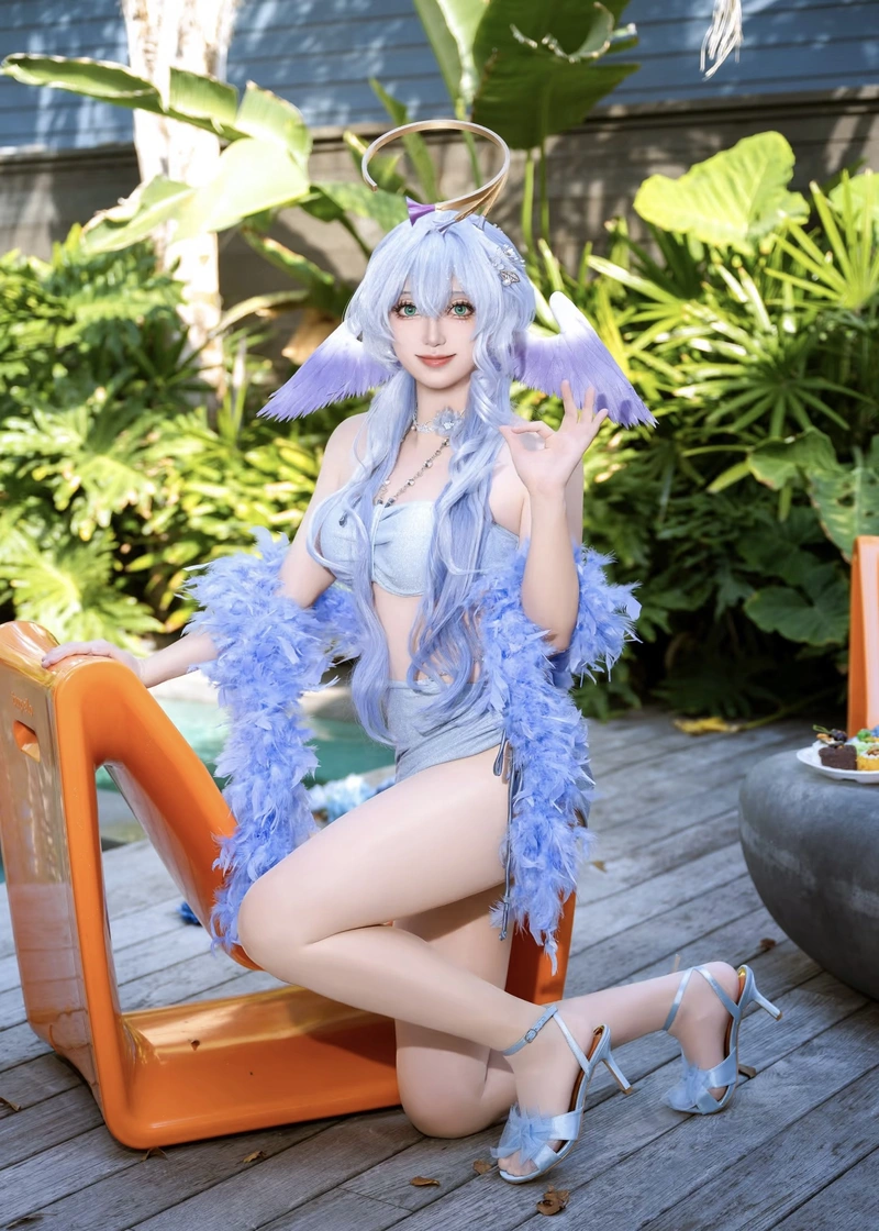 Bức ảnh gái xinh cosplay mặc bikini với thần thái tự tin