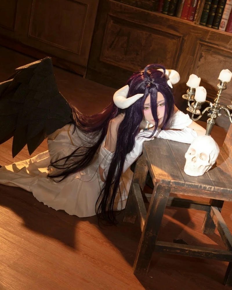 Cosplay Albedo váy đen ngồi trên bậc thềm đá