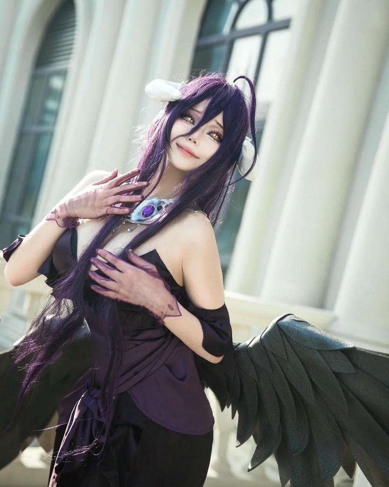 Cosplay Albedo váy đen tạo dáng gợi cảm trong nhà
