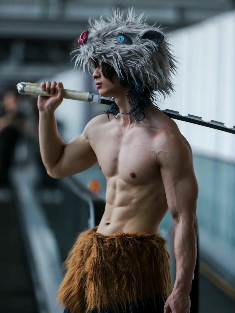 Cosplay Inosuke Demon Slayer cơ bắp cầm kiếm gỗ