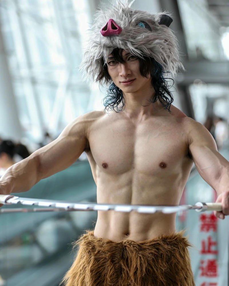 Cosplay Inosuke Demon Slayer đội đầu lợn đứng ngầu