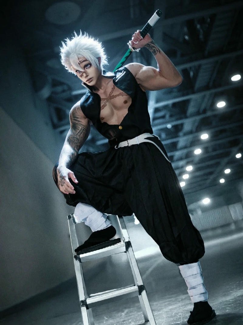 Cosplay Inosuke Demon Slayer đứng trên ghế tạo dáng