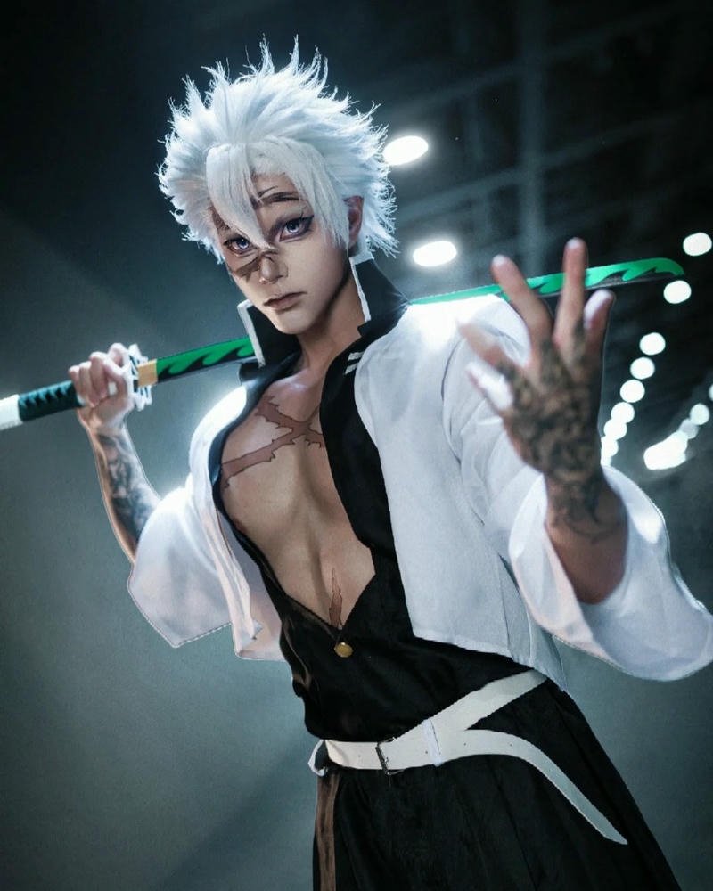 Cosplay Inosuke Demon Slayer đứng trong không gian rộng