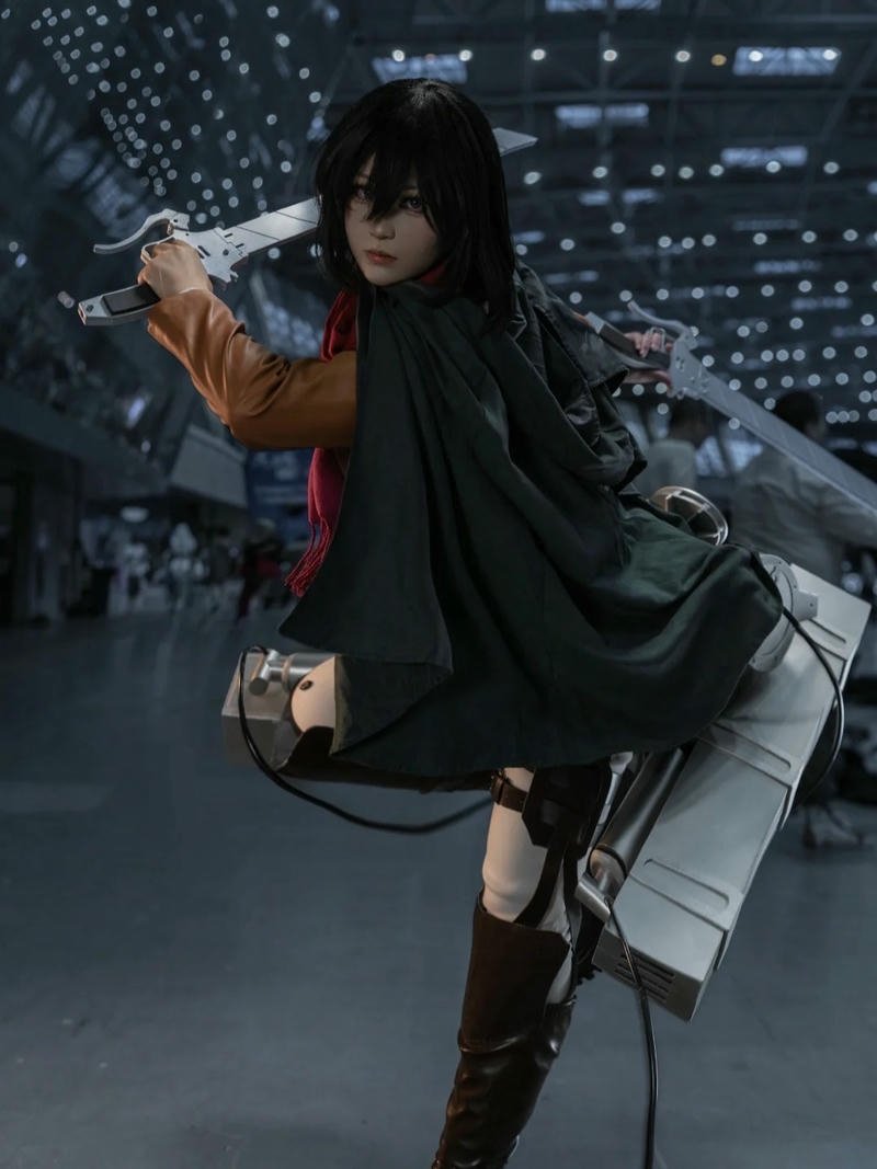 Cosplay Mikasa áo choàng xanh đứng nghiêng cầm kiếm