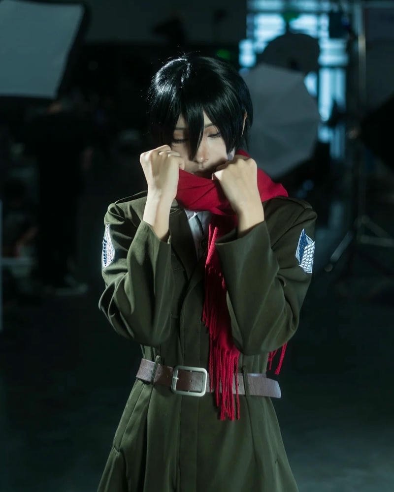 Cosplay Mikasa áo choàng xanh đứng trong nhà nhìn xuống