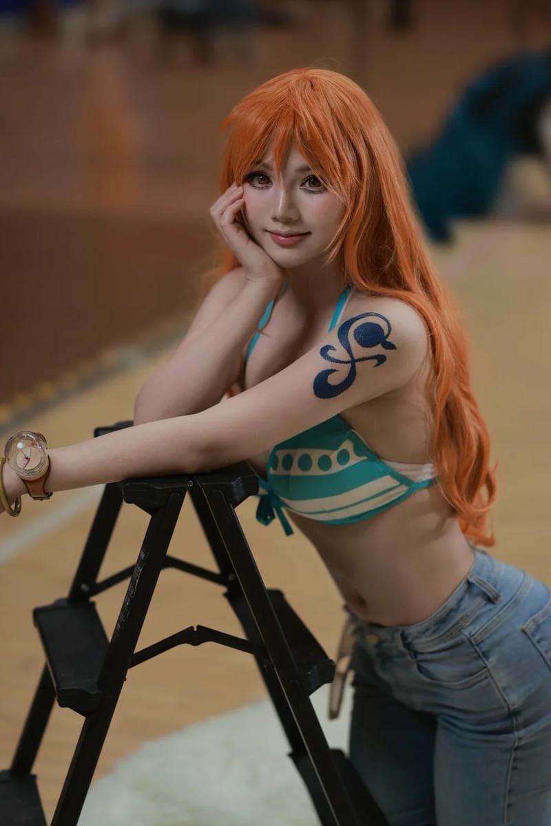 Cosplay Nami anime trong studio