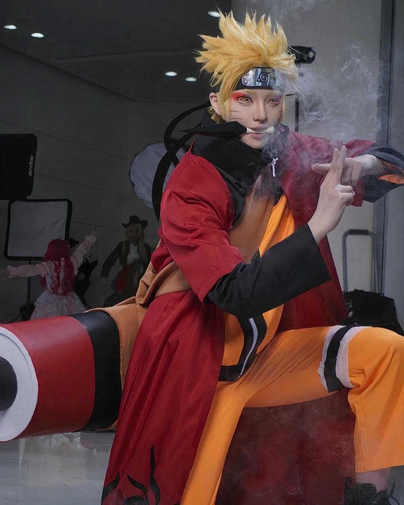 Cosplay Naruto cầm Kunai tạo dáng chiến đấu
