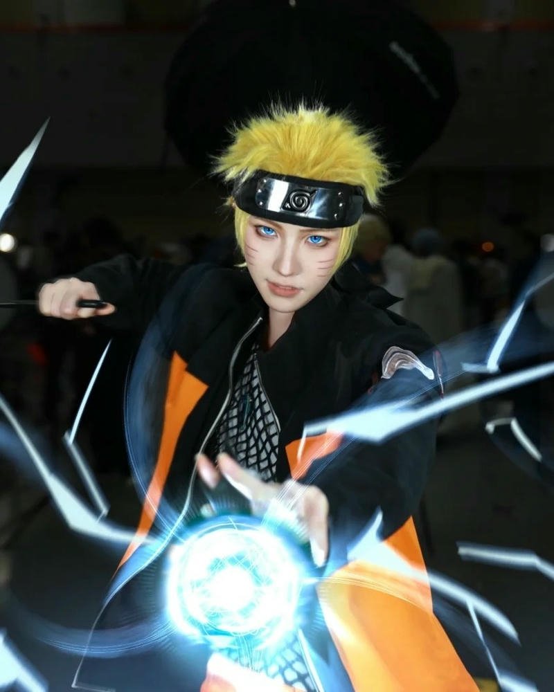 Cosplay Naruto cầm hiệu ứng Rasengan xanh sáng