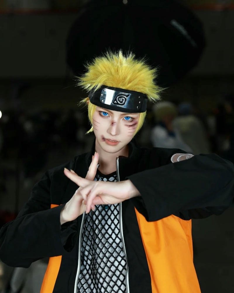 Cosplay Naruto cận mặt kết ấn trong nhà tối