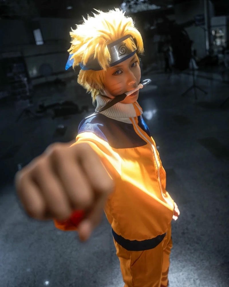 Cosplay Naruto đấm thẳng về phía ống kính