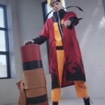 Cosplay Naruto đứng cầm cuộn giấy phép thuật lớn