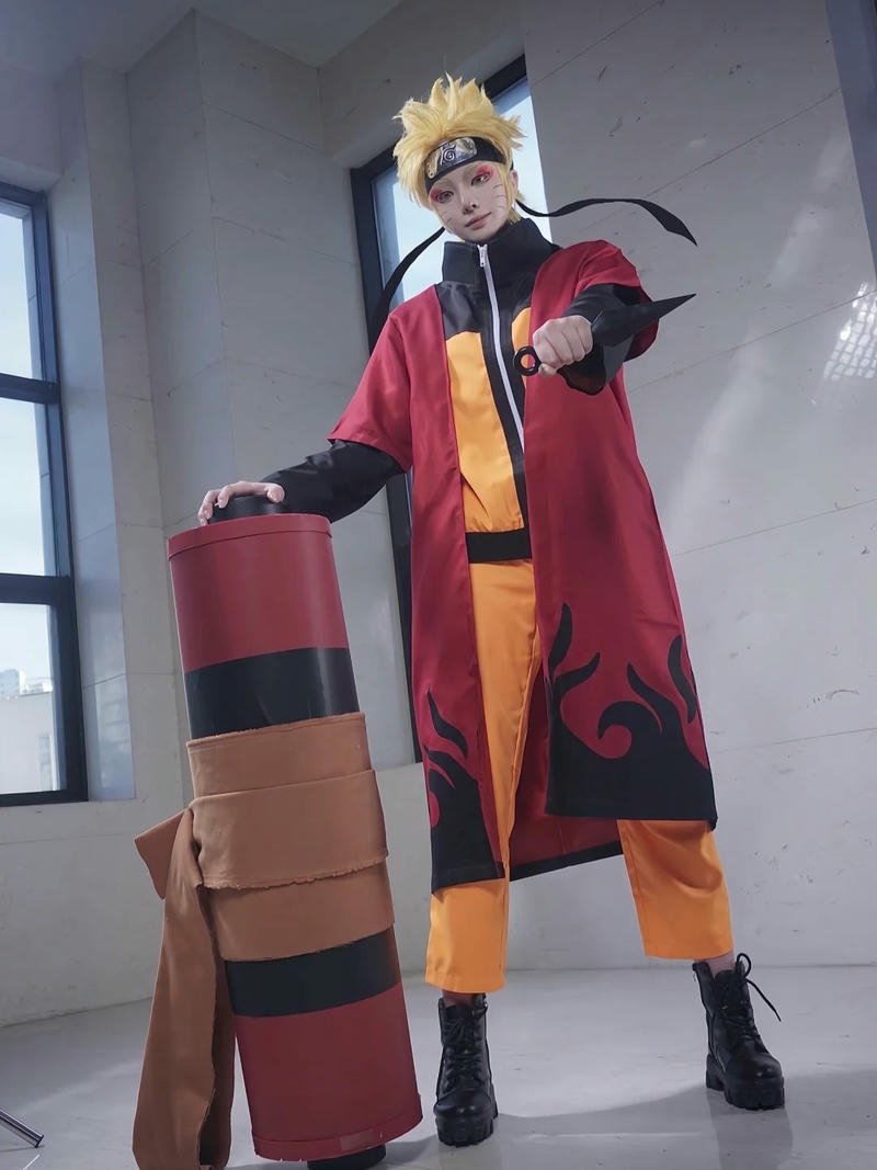 Cosplay Naruto đứng cầm cuộn giấy phép thuật lớn