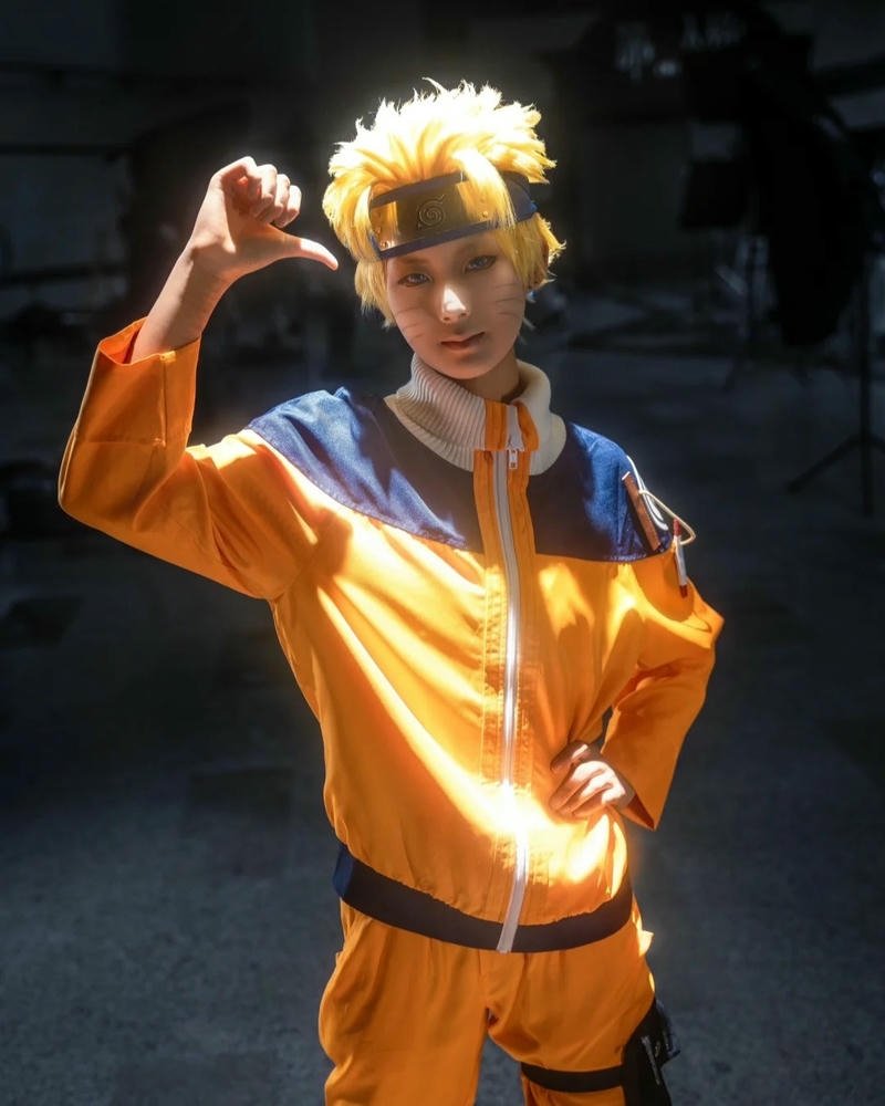 Cosplay Naruto đứng chống nạnh tự tin trong nhà