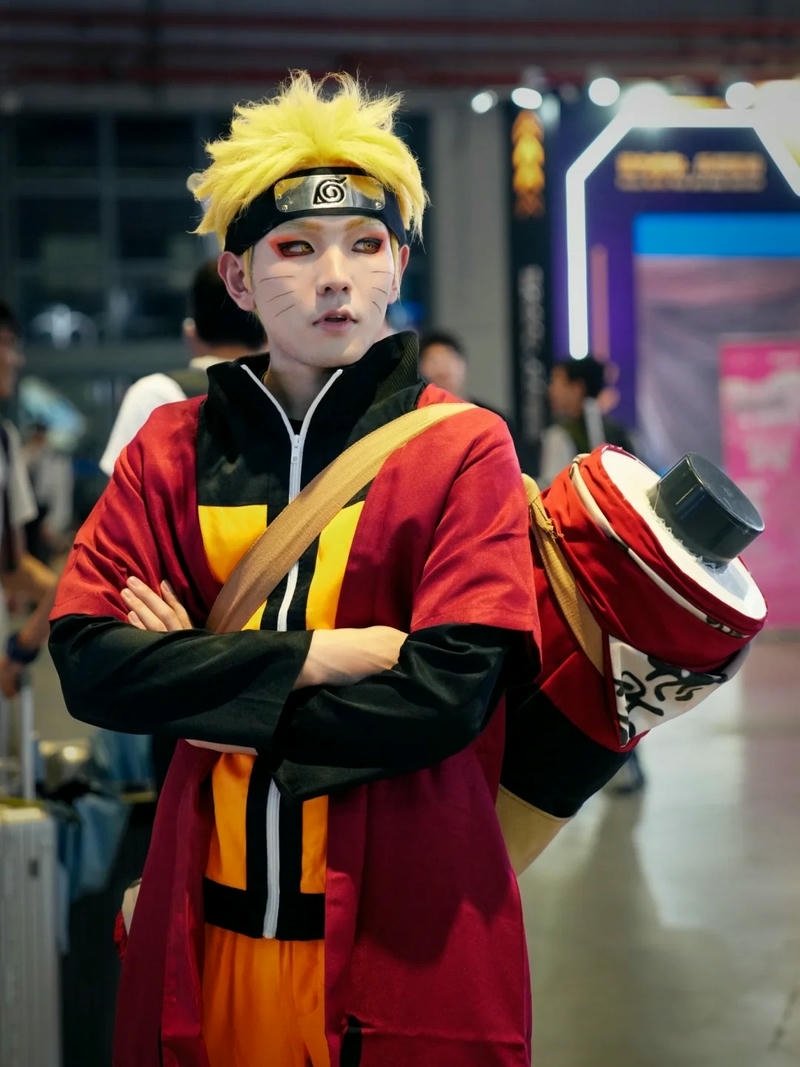 Cosplay Naruto đứng thẳng cầm cuộn giấy lớn