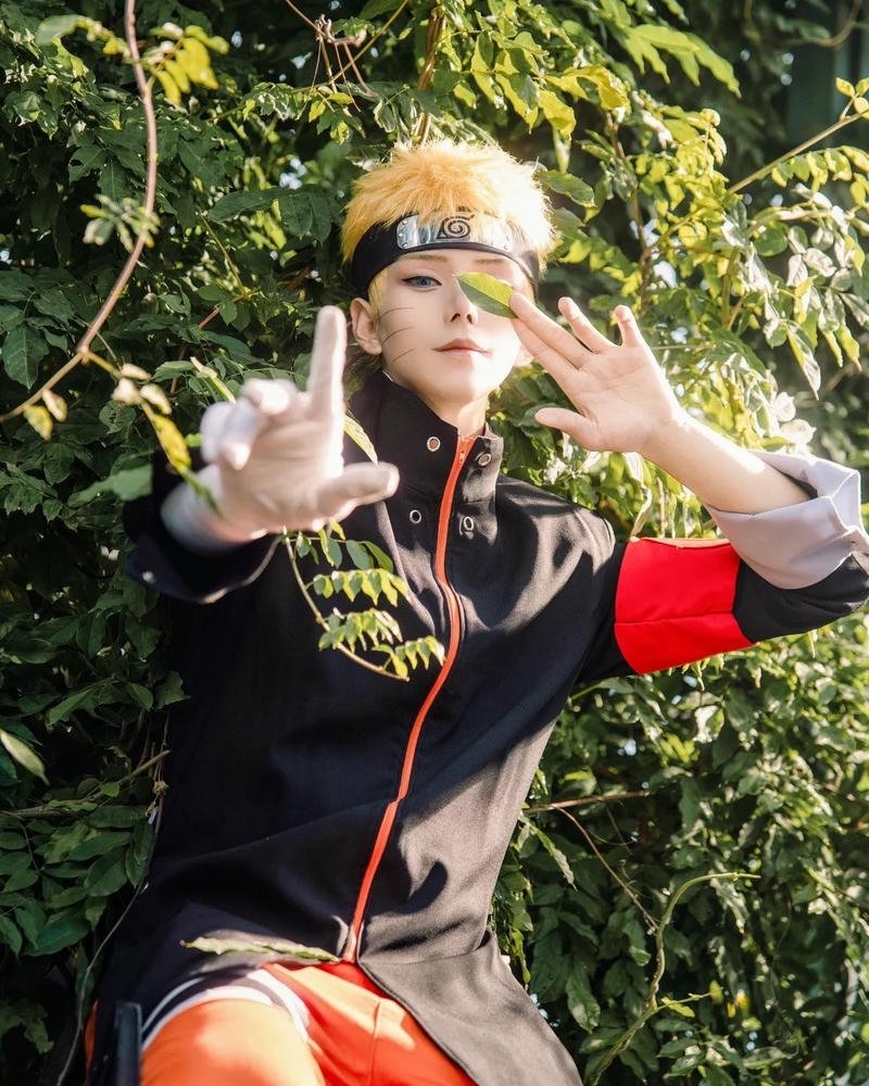 Cosplay Naruto kết ấn tay giữa bụi cây xanh