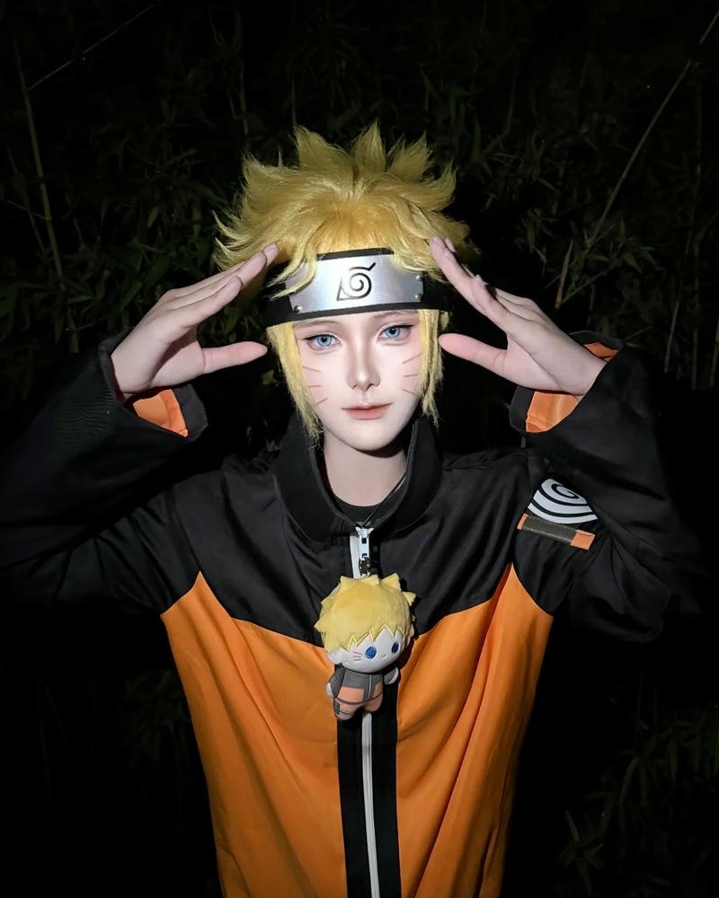 Cosplay Naruto kết ấn tay ngoài trời nắng
