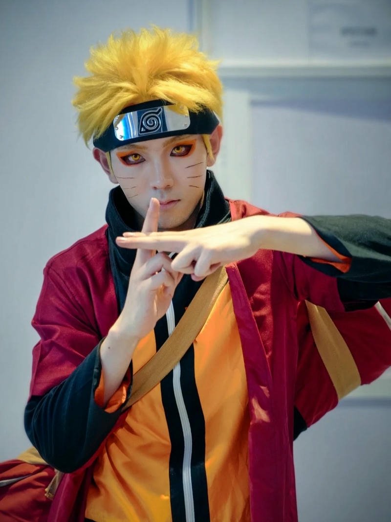 Cosplay Naruto kết ấn tay trong nhà cười tươi