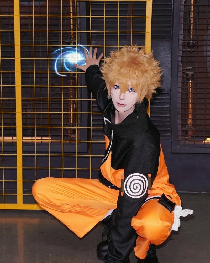 Cosplay Naruto ngồi xổm cầm hiệu ứng Rasengan