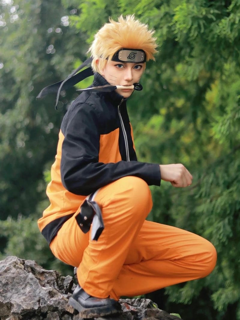 Cosplay Naruto ngồi xổm trên tảng đá lớn