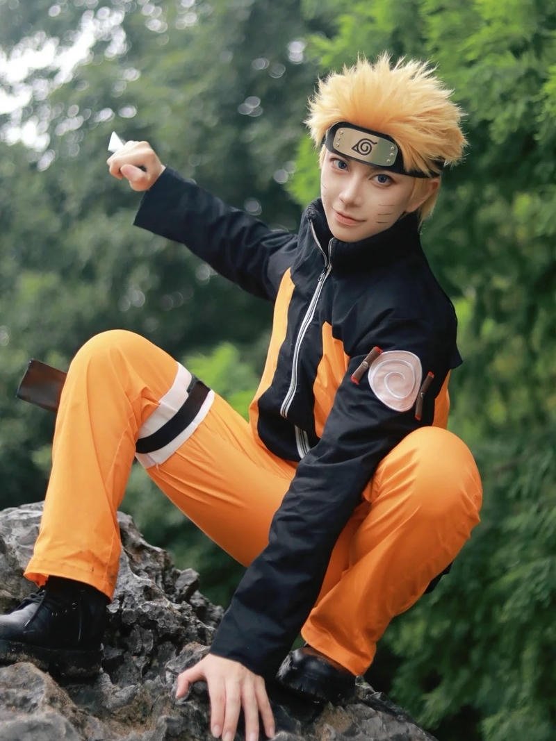 Cosplay Naruto nhảy lên cao tạo dáng năng động