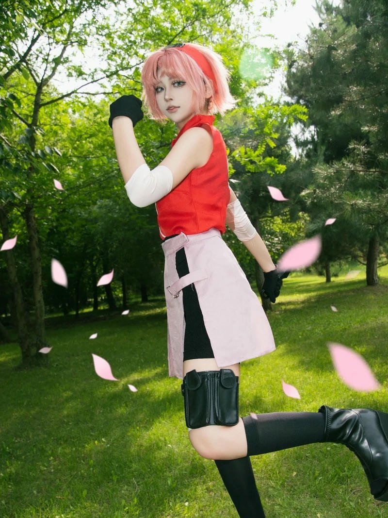 Cosplay Ninja Sakura đứng dưới tán cây hoa rơi