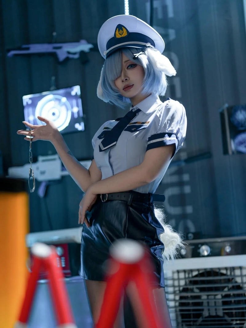 Cosplay Rem đẹp hóa thân thành nữ cảnh sát xinh