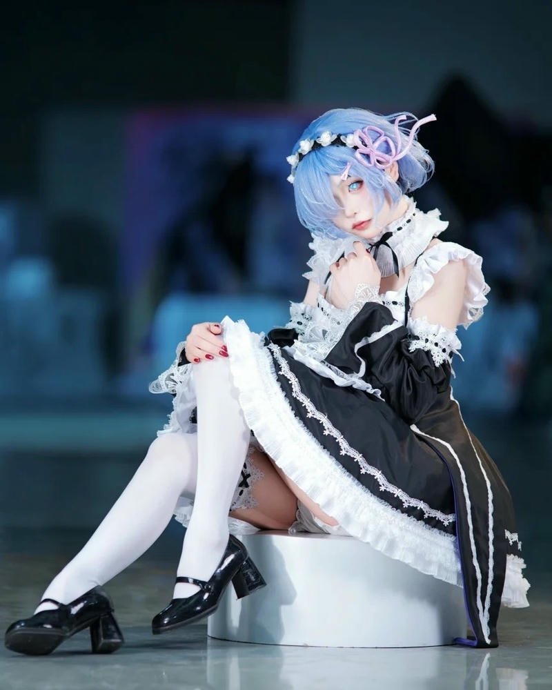 Cosplay Rem đẹp ngồi trên bục tròn trắng sang chảnh