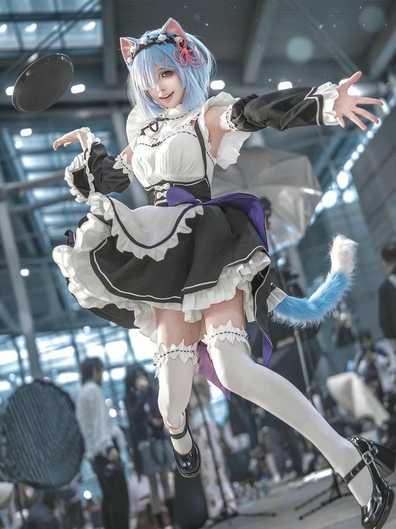 Cosplay Rem đẹp nhảy múa tung tăng rất năng động