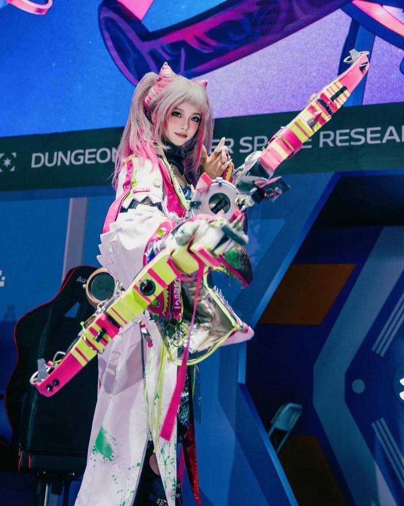 Cosplay Trung Quốc cầm súng hồng lớn tại sự kiện