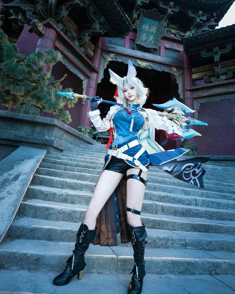 Cosplay Trung Quốc đứng tạo dáng trên cầu thang đá