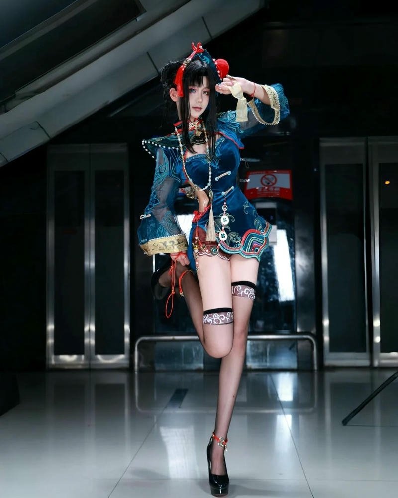 Cosplay Trung Quốc đứng tạo dáng trong hành lang tối