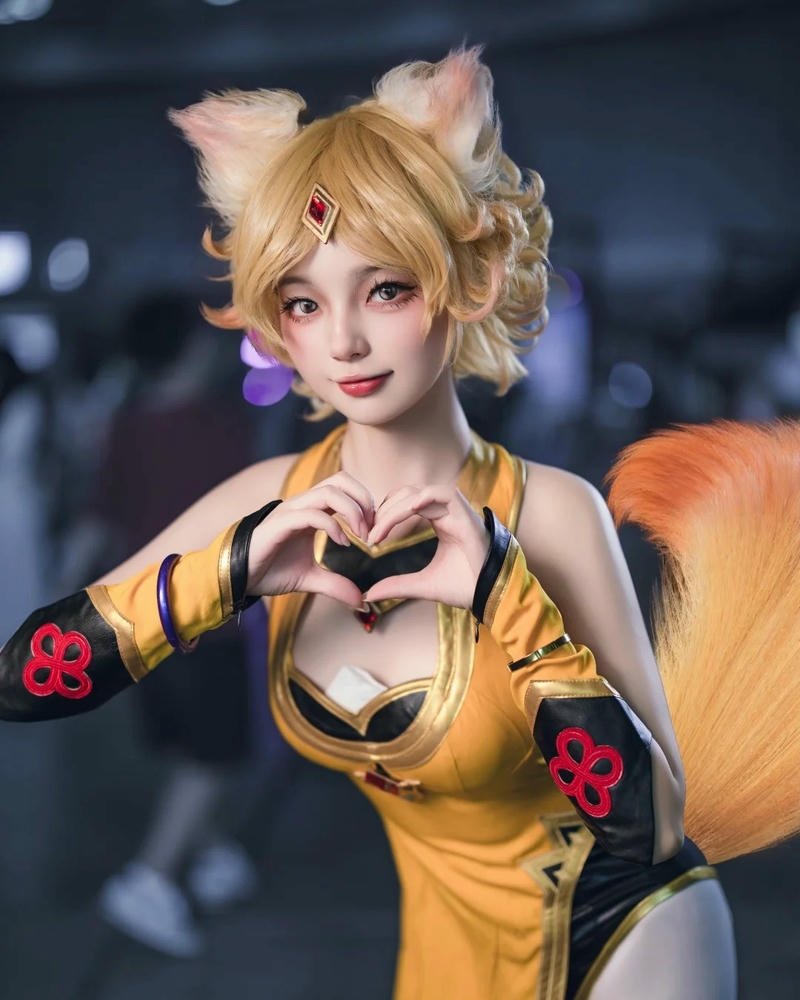 Cosplay Trung Quốc hóa thân hồ ly áo vàng đẹp
