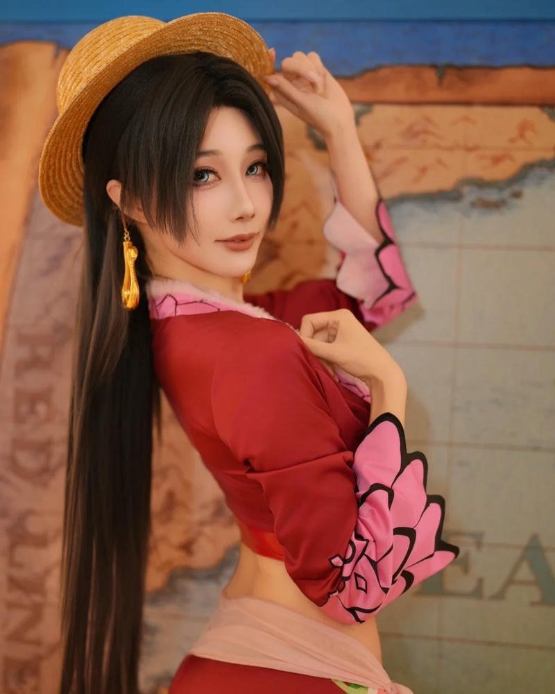 Cosplay Trung Quốc mặc áo đỏ hở eo quyến rũ