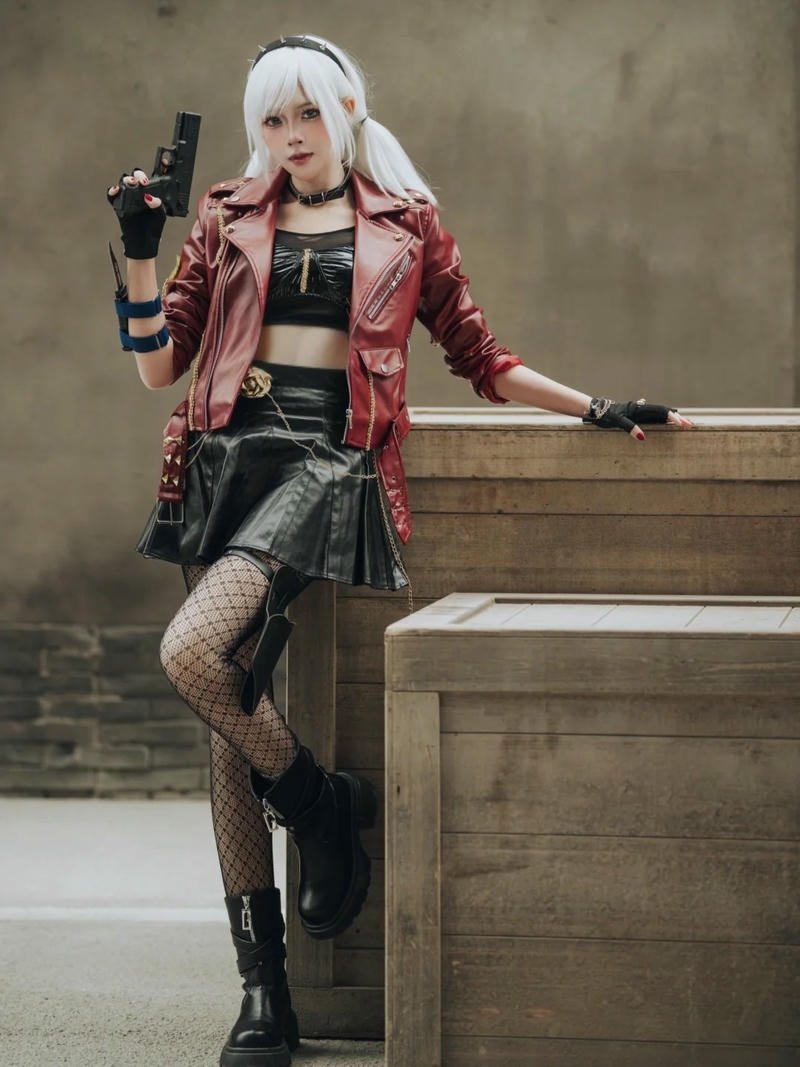 Cosplay Trung Quốc mặc áo khoác đỏ đứng dựa tường