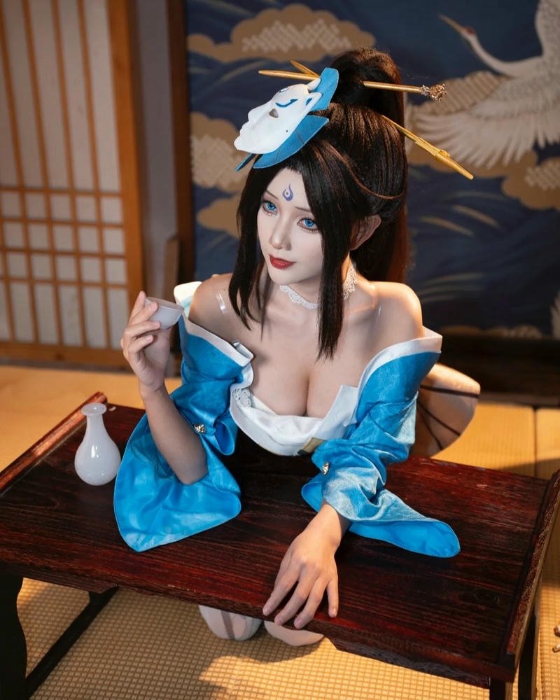 Cosplay Trung Quốc ngồi bàn trà uống rượu phong cách