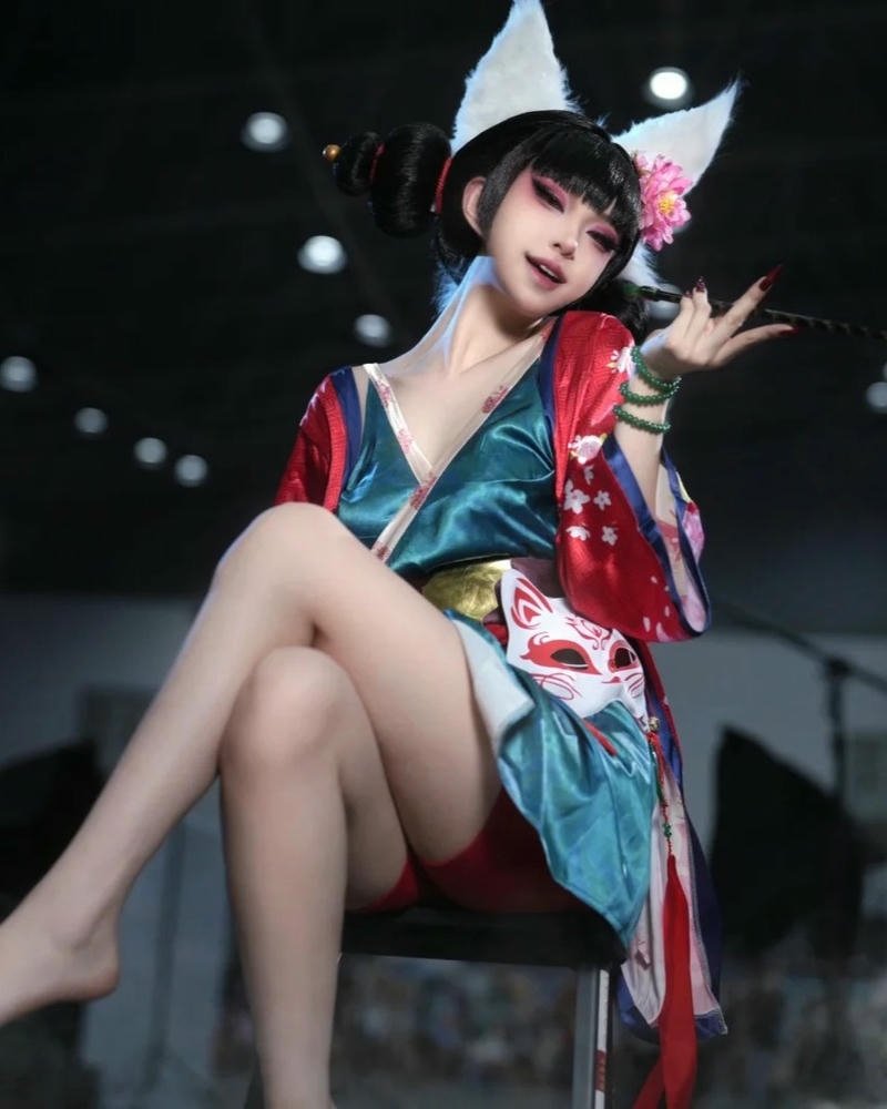 Cosplay Trung Quốc ngồi bệt váy đỏ ngắn quyến rũ