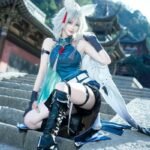 Cosplay Trung Quốc ngồi trên bậc thang đá tai cáo