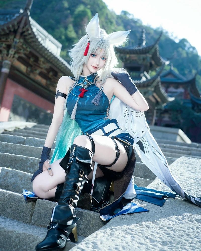 Cosplay Trung Quốc ngồi trên bậc thang đá tai cáo
