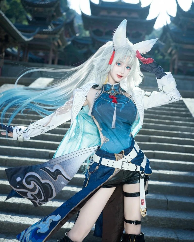 Cosplay Trung Quốc tóc trắng váy xanh ngồi bậc thềm