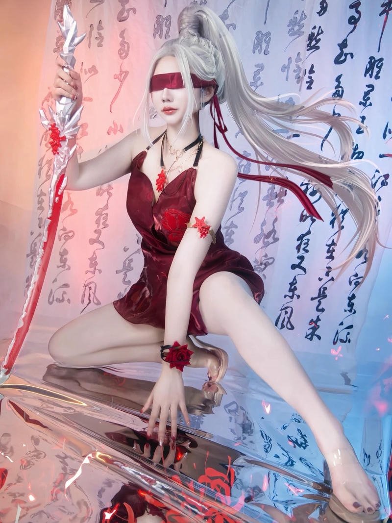 Cosplay Trung Quốc váy đỏ tóc trắng ngồi trên sàn